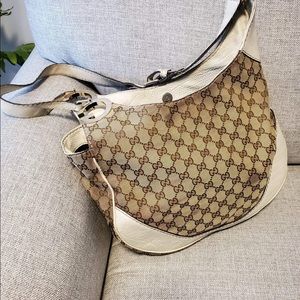 VINTAGE GUCCI BAG. Gold hardware. Magnetic closure. Zipper pocket inside. RARE